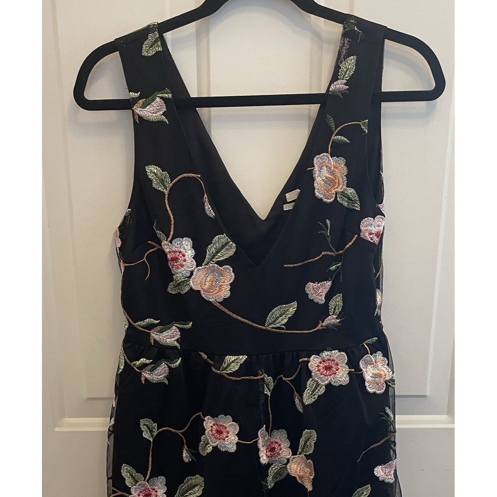 Urban Outfitters Embroidered Black Floral‎ Sleeveless Romper Sz M Festival Fairy